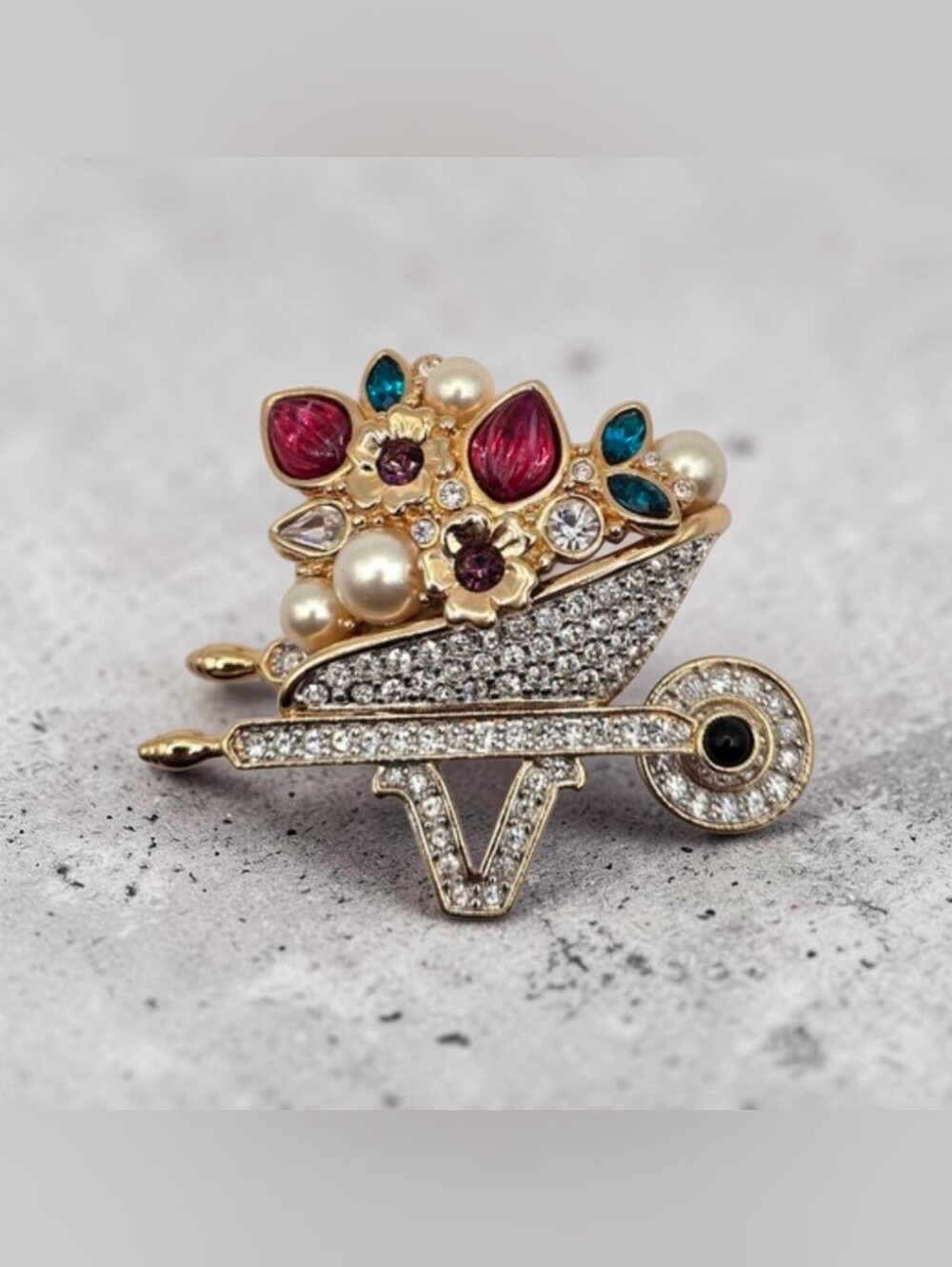 Swarovski Crystal Garden Wheelbarrow Brooch – Retired 1999 SCS – Like New